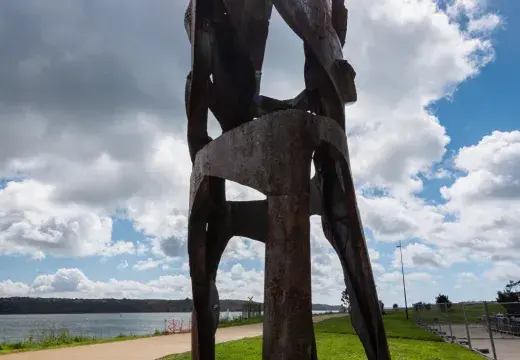 Une statue devant la mer.