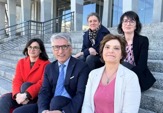 Un homme et des femmes assis sur les marches de l'hôtel de ville 