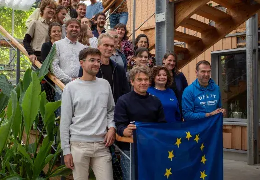 Plusieurs personnes avec un drapeau de l'Europe.
