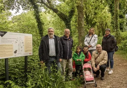 Plusieurs personnes dans un bois.