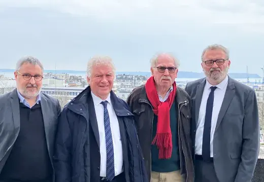 Qautre hommes, avec la ville de Brest en fonc