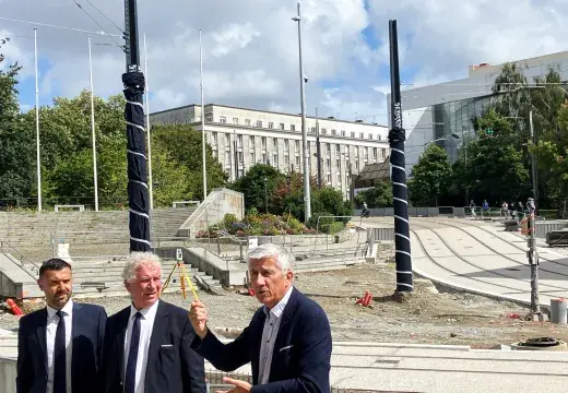 des hommes devant le chantier Mon réseau grandit 
