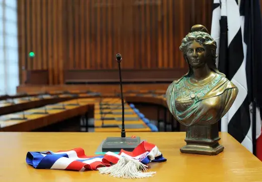 Un buste de Marianne posé dans la salle du conseil de la ville de Brest 