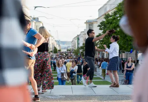 Un couple danse entouré de monde.