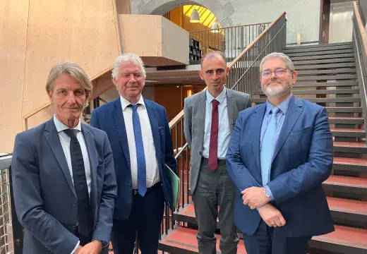 Quatre hommes posent sur un escalier 
