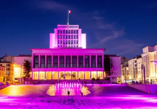 La mairie de Brest éclairée en rose 