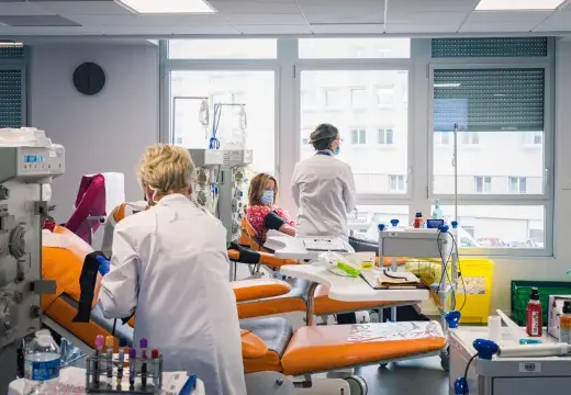 Des personnes donnent leur sang.