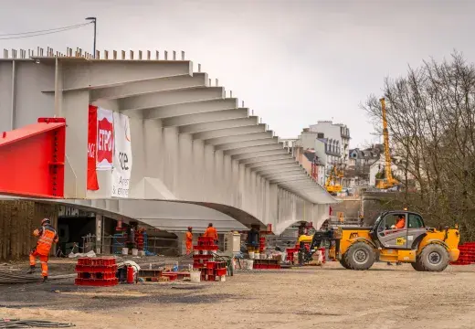 Vue large sur un pont en construction.