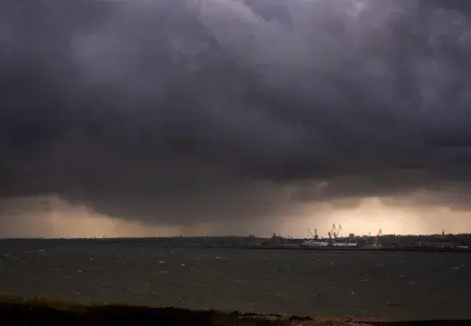 La ville de Brest sous une tempête 