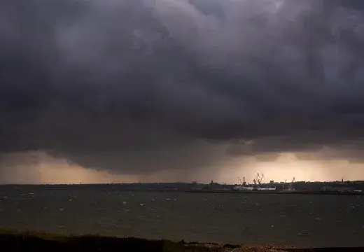 des nuages gris au-dessus de la rade de Brest