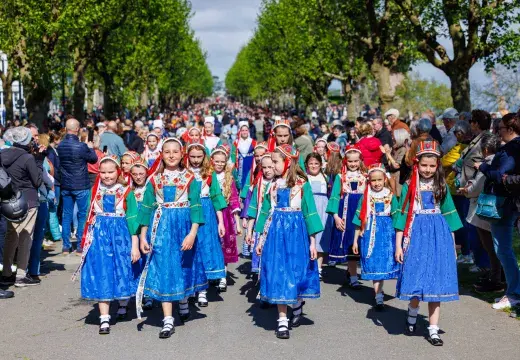 Des jeunes filles défilant en cortège dans les costumes bretons de Plougastel