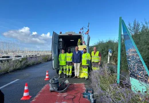 5 hommes posent devant un ralentisseur