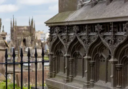 Des caveau sculptés avec des flèches de type gothique