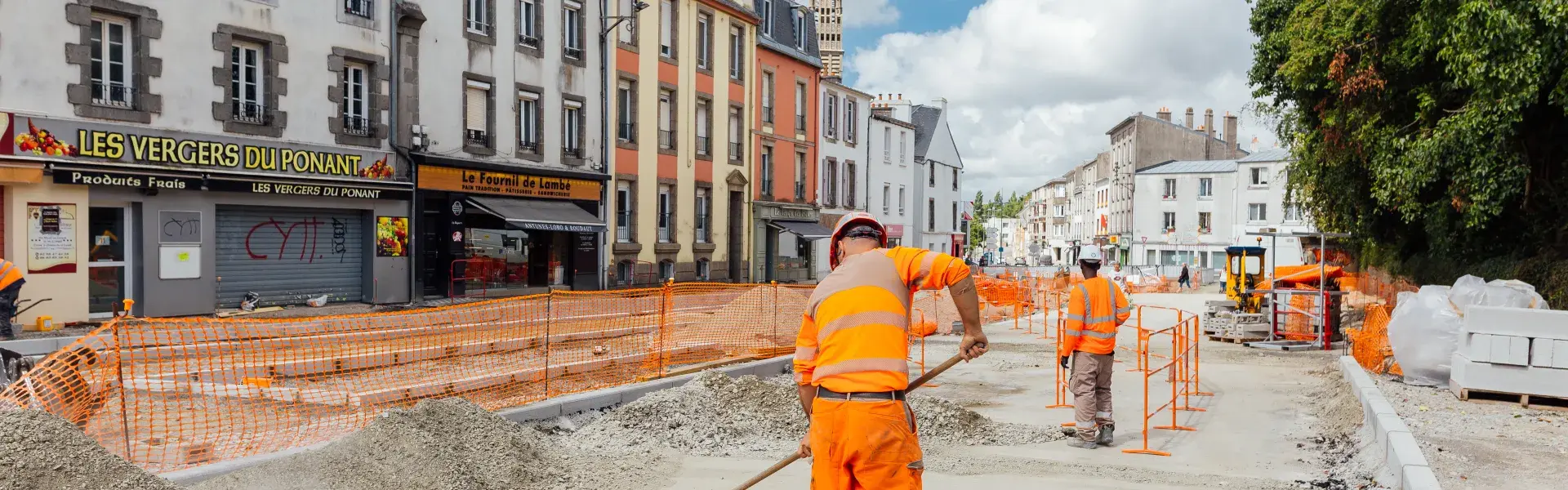 Des travailleurs travaillant sur la voie publique