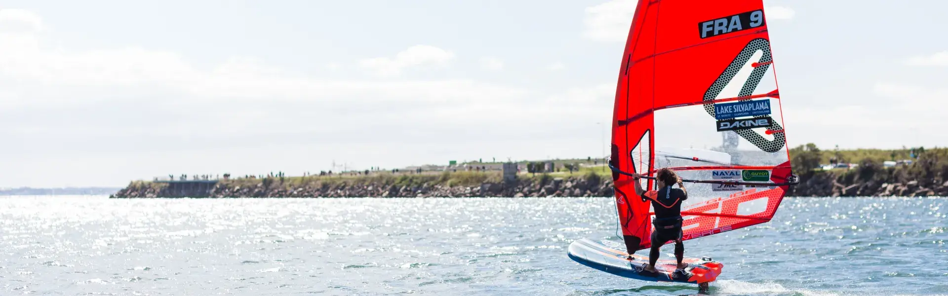 une planche à voile en rade de Brest