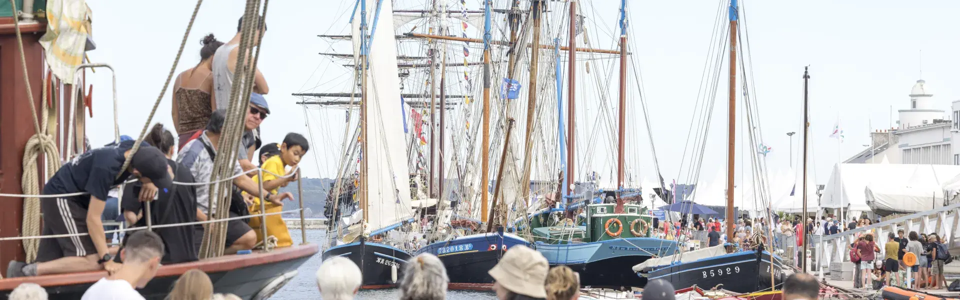 Des visiteurs des Fêtes maritimes de 2026 le long des quais, face aux bateaux