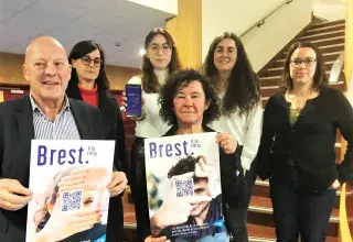 Des hommes et des femmes posent avec les affiches du pass Brest life. 