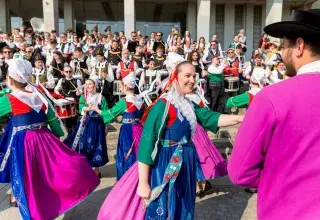 des personnes dansent en tenues traditionnelles bretonnes