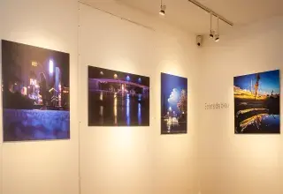 Des photos sur un mur. 