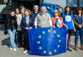 Plusieurs personnes tiennent le drapeau européen.