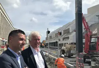 deux hommes au milieu du chantier de l'avenue Clemenceau 