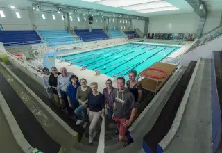 Des personnes dans une piscine.