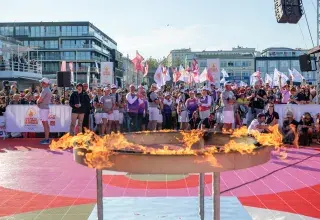 Un chaudron dans lequel brûle la flamme olympique.