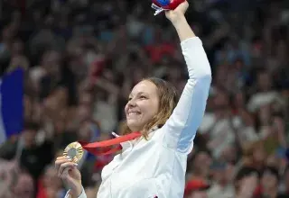 Une jeune femme célèbre une victoire.