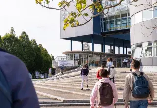 Des étudiants se rendent à l'université.