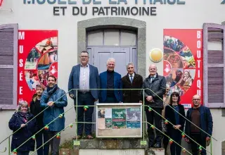 Plusieurs personnes devant un bâtiment.