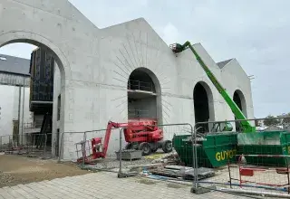 Vue extérieure d'un bâtiment en travaux. 