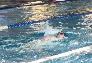 enfant qui nage dans la piscine