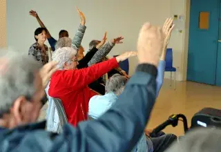Des personnes âgées en atelier gymnastique 