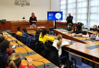 Des enfants installés dans la salle du conseil municipal de Brest