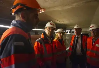 Des personnes dans un tunnel.