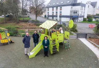 Plusieurs personnes devant des jeux pour enfants.