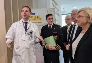 Des personnalités dans un hôpital. 