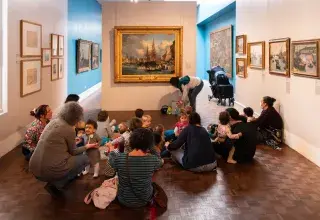 Des enfants visitent un musée.