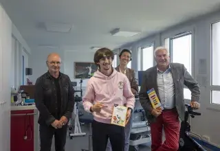 Plusieurs personnes dans une salle de sport.