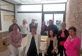 Plusieurs personnes autour d'une table. 