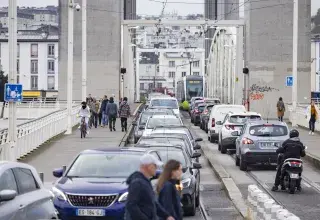 Une circulation dense dans une ville.