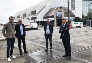 Quatre hommes posent au niveau de la ligne de tramway, avenue Clemenceau 