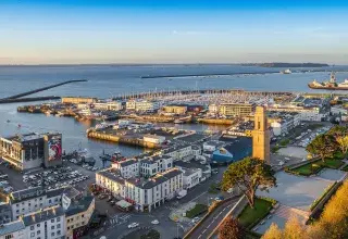 Vue aérienne du cours Dajot et du port de commerce 