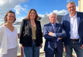 Des hommes et des femmes posent devant l'objectif 