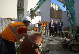 Un travailleur du bâtiment enlevant un sangle autour d'une pierre