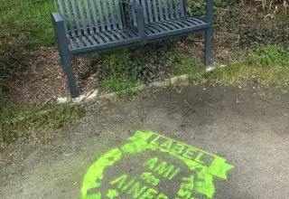 Des bancs avec le logo Ami des aînés 