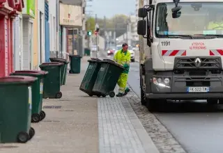 Un homme qui collecte les déchets dans le centre-ville 