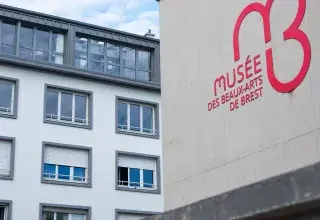 La façade d'un bâtiment