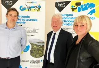 deux hommes et une femme regardent l'objectif 