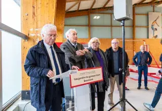 Plusieurs personnes parlent.